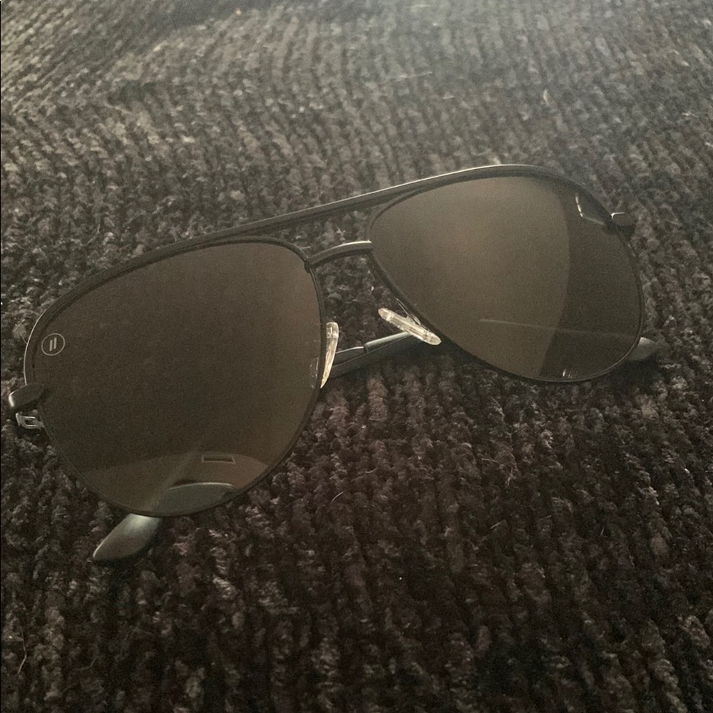 Stylish Black Aviator Sunglasses